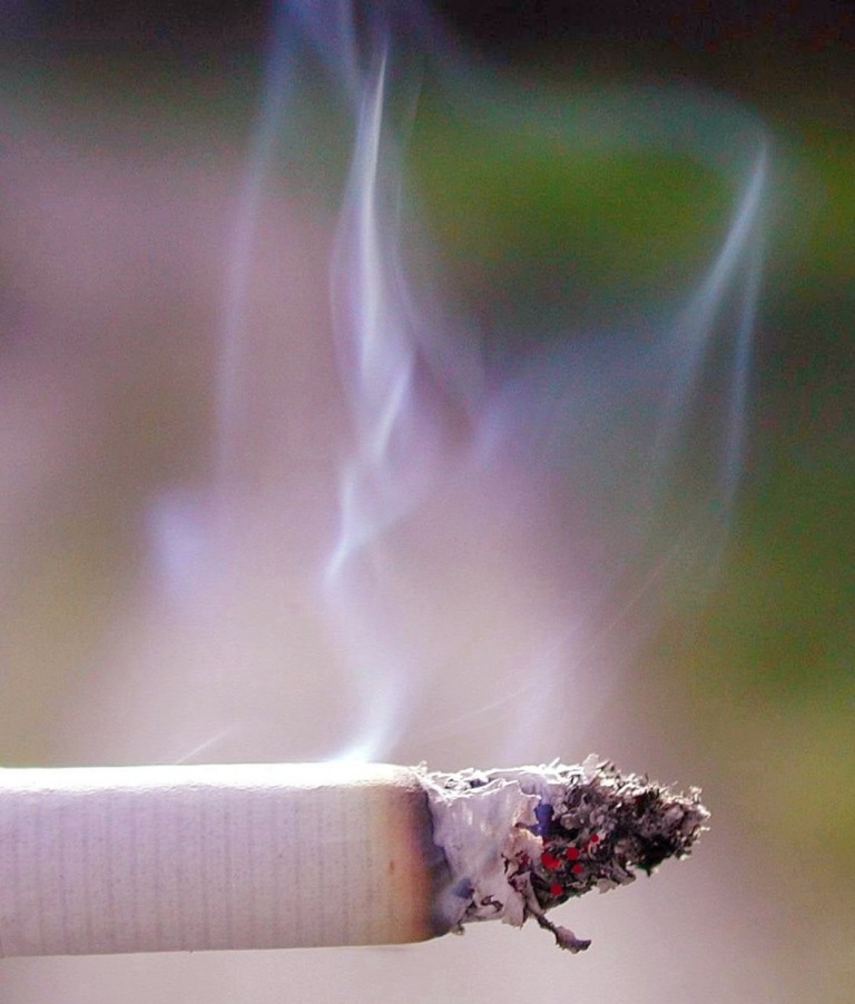 Pykanie papierosów jest pewnym z bardziej tragicznych nałogów
